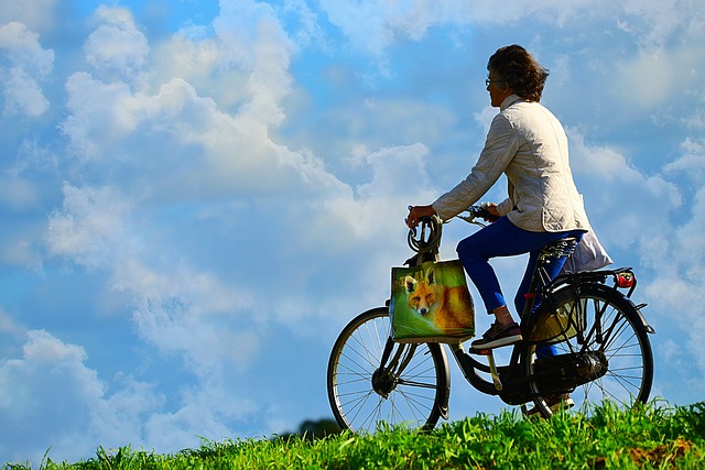 vrouw op fiets